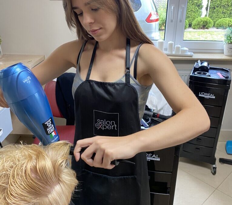 Praktyki uczniów Technik Usług Fryzjerskich i Kosmetycznych.
