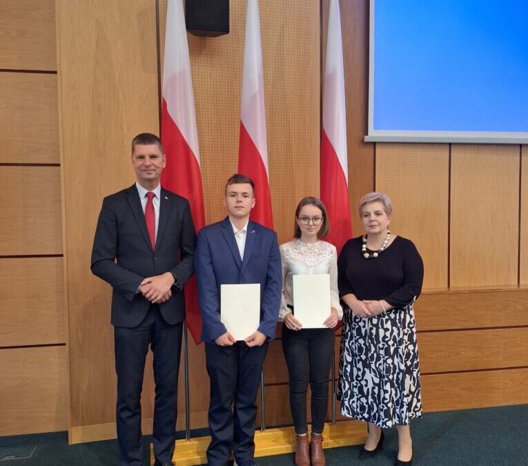 Kolejny sukces uczniów ZSOiZ w Ciechanowcu! Uroczyste wręczenie dyplomów potwierdzających  otrzymanie stypendium Prezesa Rady Ministrów.