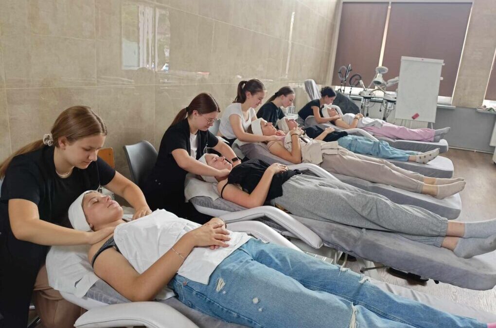 Zajęcia praktyczne w szkolnej pracowni kosmetycznej