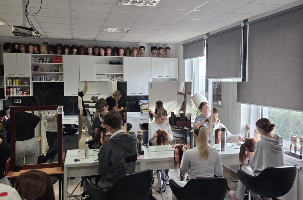 Teoria poparta praktyką – czyli jak wygląda przygotowanie do egzaminu zawodowego – Technik Usług Fryzjerskich i Technik Usług Kosmetycznych.